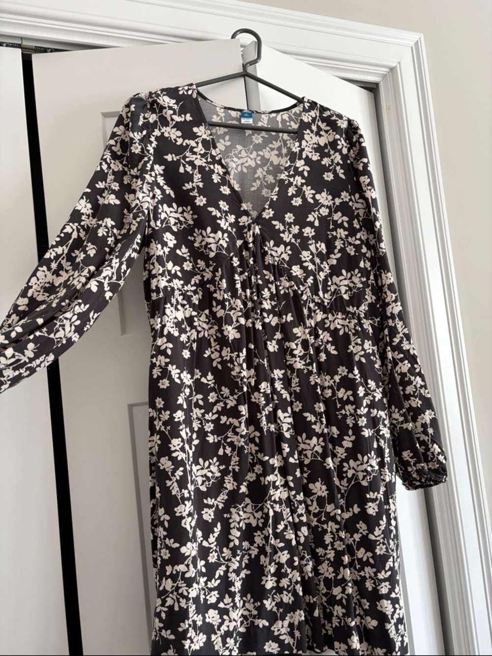 Old Navy Black Floral V-Neck Long Sleeve Dress